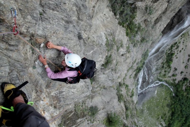  Escalada junto a la cascada 
